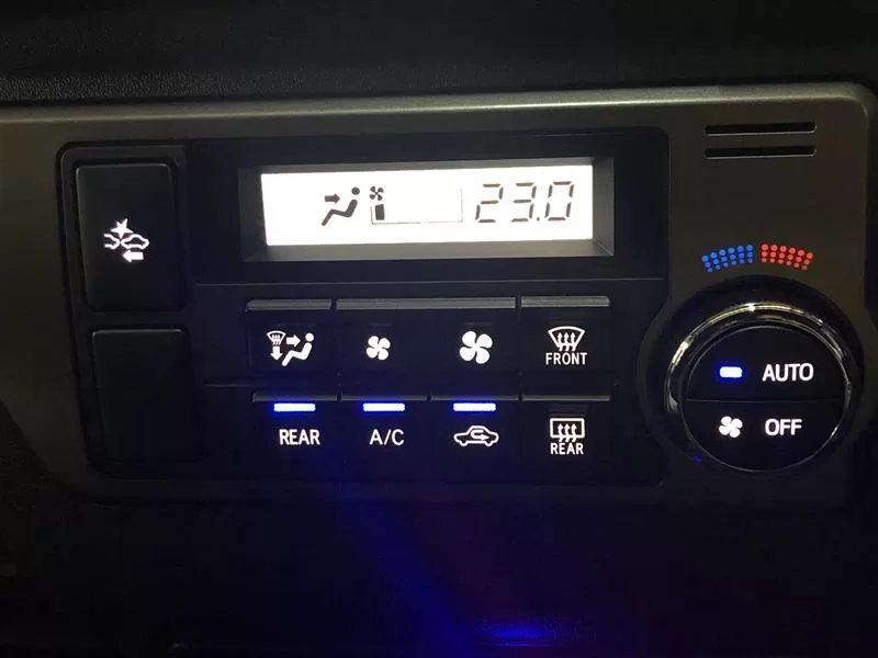 トヨタ　ハイエース　200系4型　パネル各種LED打ち替え